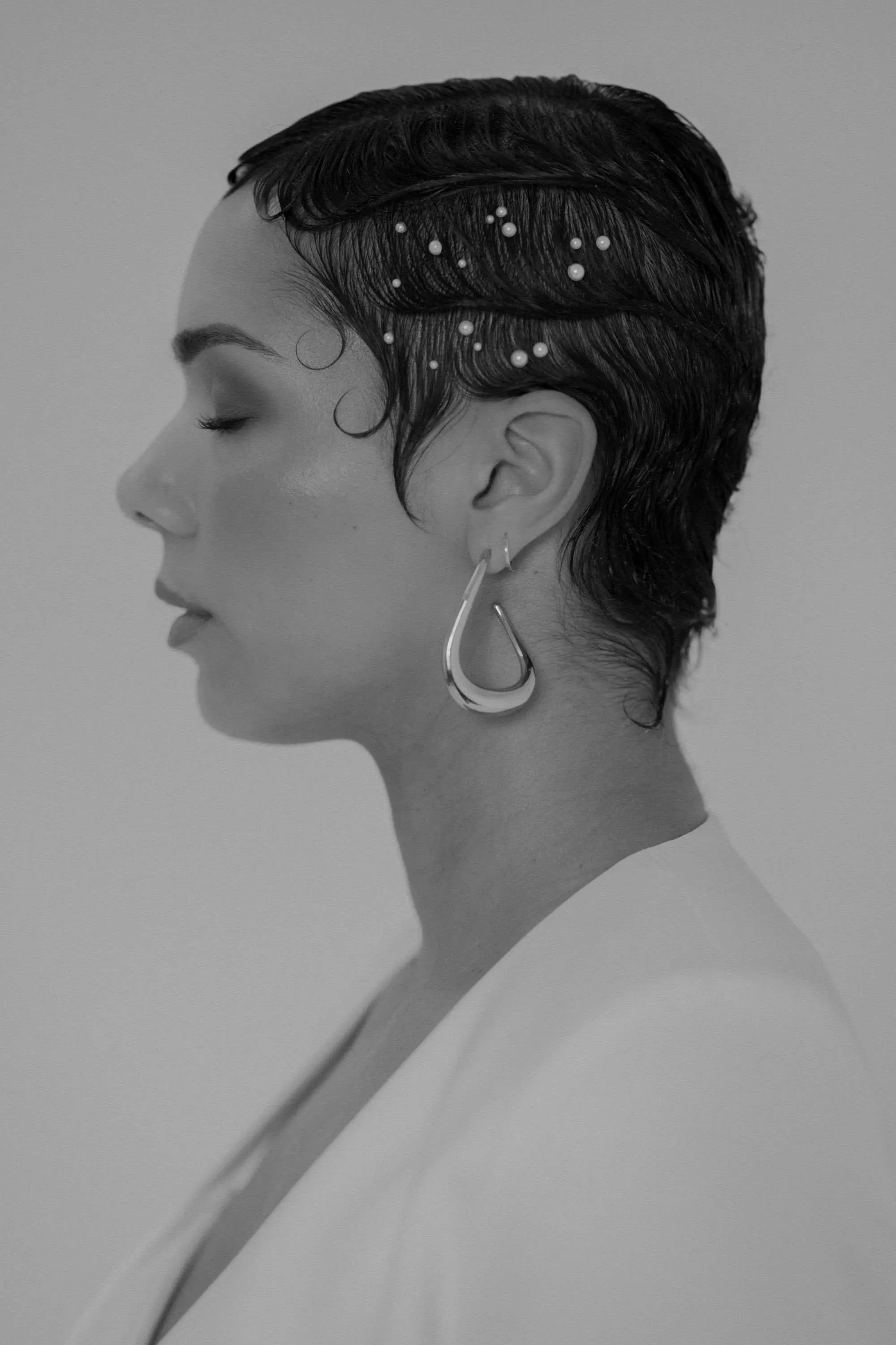 Sarah <br>Foto: Franziska Hohenhövel<br>Zweiteiler: Le Rina via Hochzeitsblume<br>Brautmakeup: Judy R. Makeup