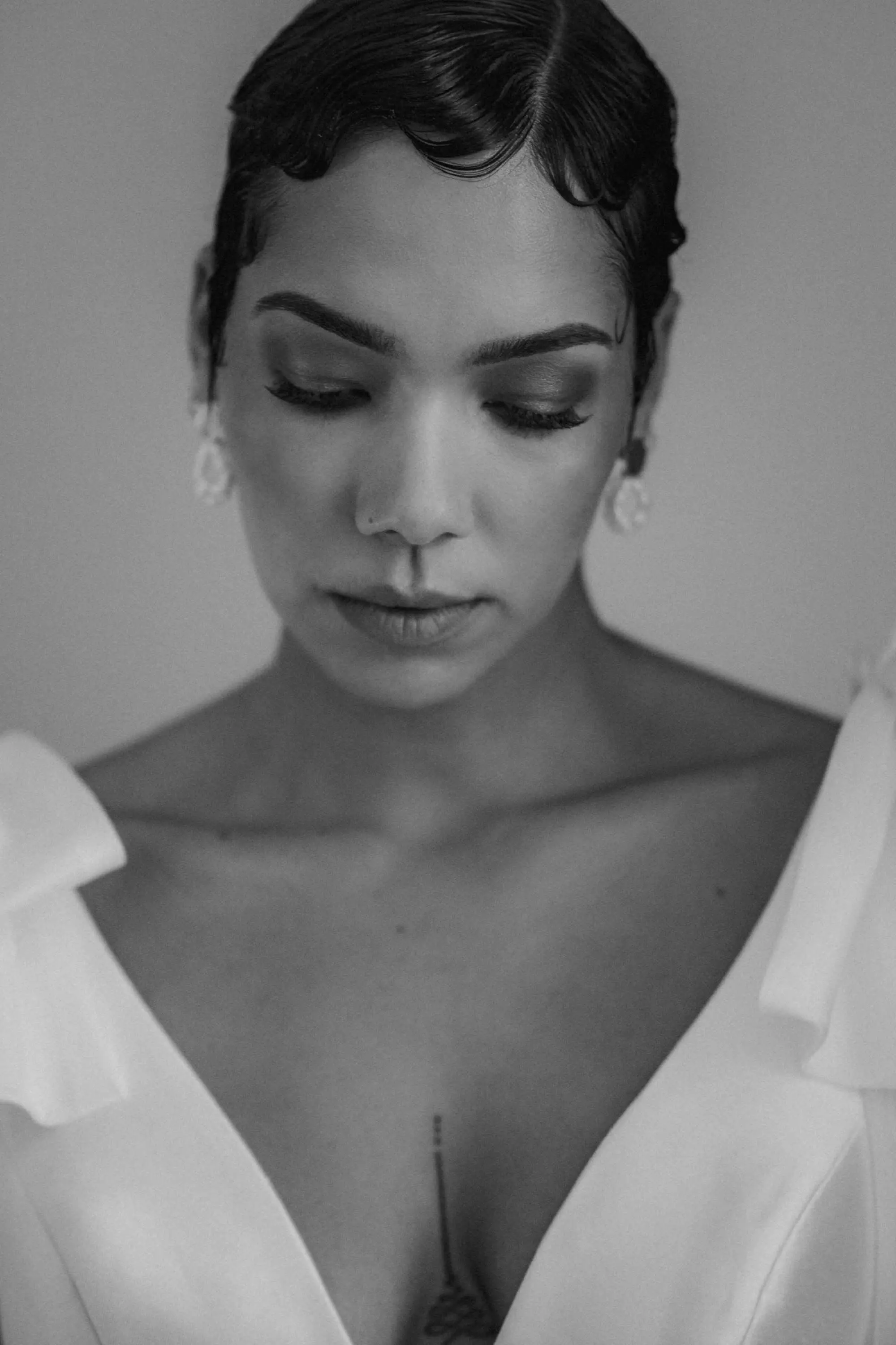 Sarah <br>Foto: kein.kitsch<br>Kleid: House of St. Patrick via Hochzeitsblume<br>Ohrringe: Perlenbräute<br>Brautmakeup: Judy R. Makeup