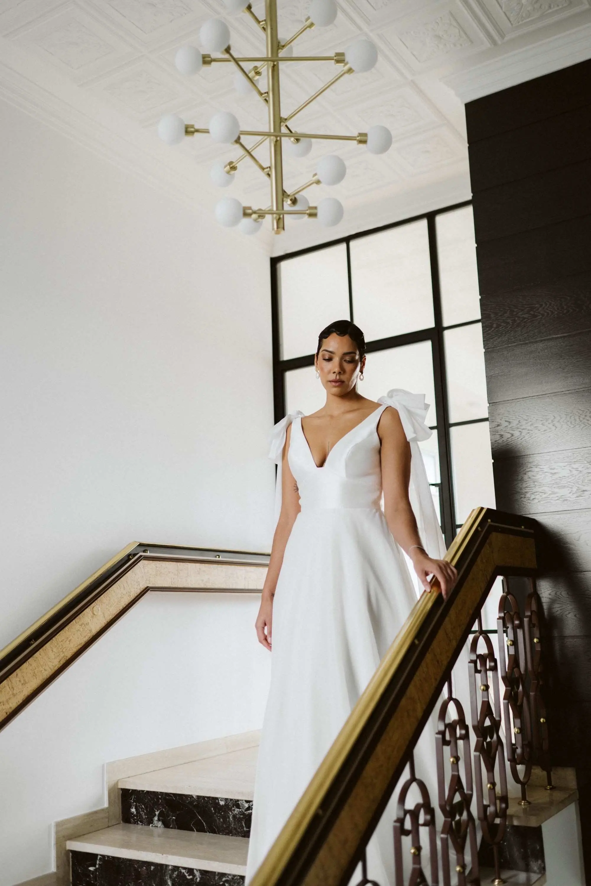 Sarah <br>Foto: Franziska Hohenhövel<br>Kleid: House of St. Patrick via Hochzeitsblume<br>Ohrringe: Perlenbräute<br>Brautmakeup: Judy R. Makeup