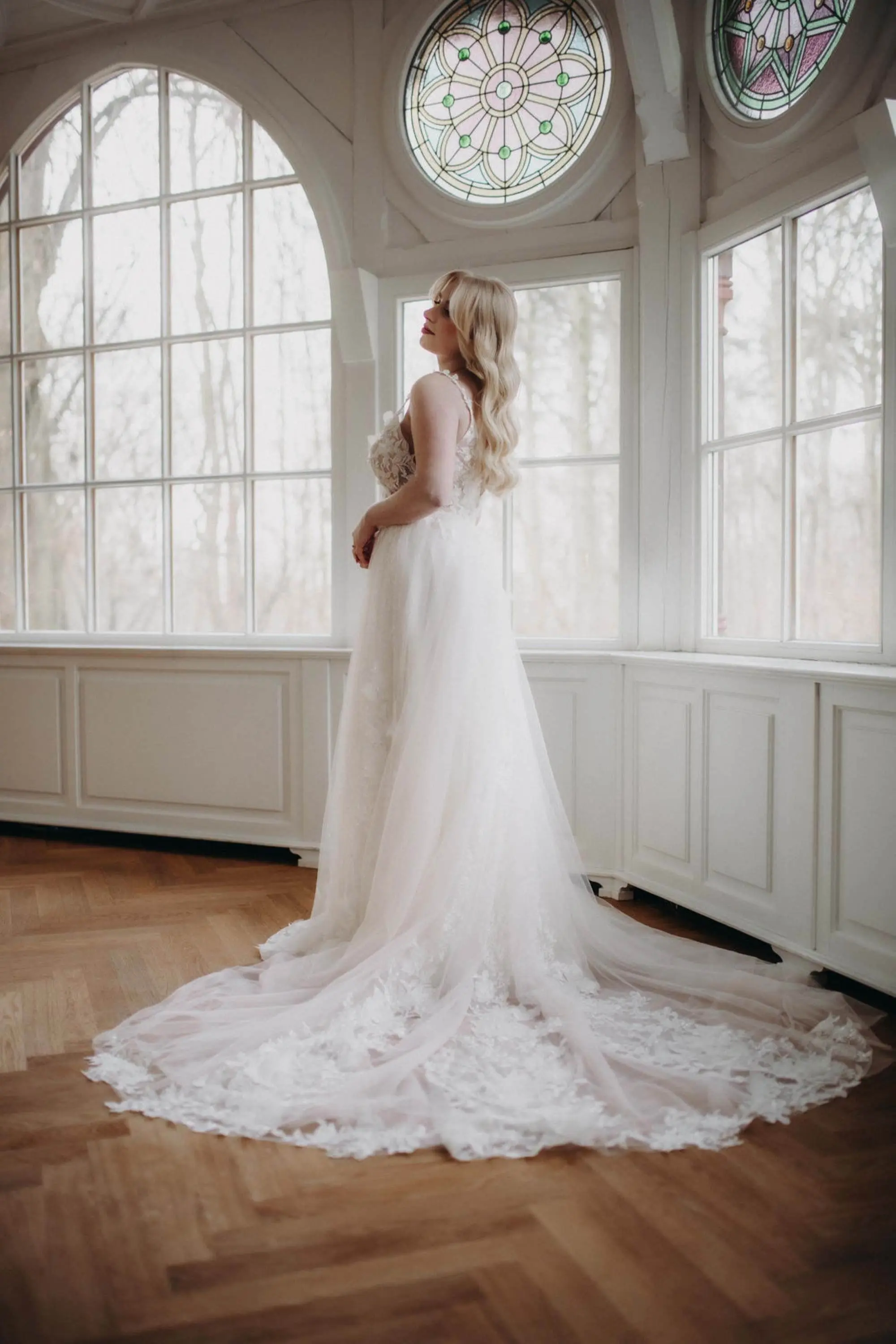 Anna (@shootwithdomke)<br>Foto: Lichtbildkunst Nastassja Adler<br>Location: Lewenslust Hildesheim<br>Dekoration: Hochzeitsverleih Goslar<br>Floristik: Mariles Blumenstudio<br>Brautkleid: Cinderellakleider<br>Schmuck: Dalou Jewelry<br>Brautstyling: Judy R. Makeup