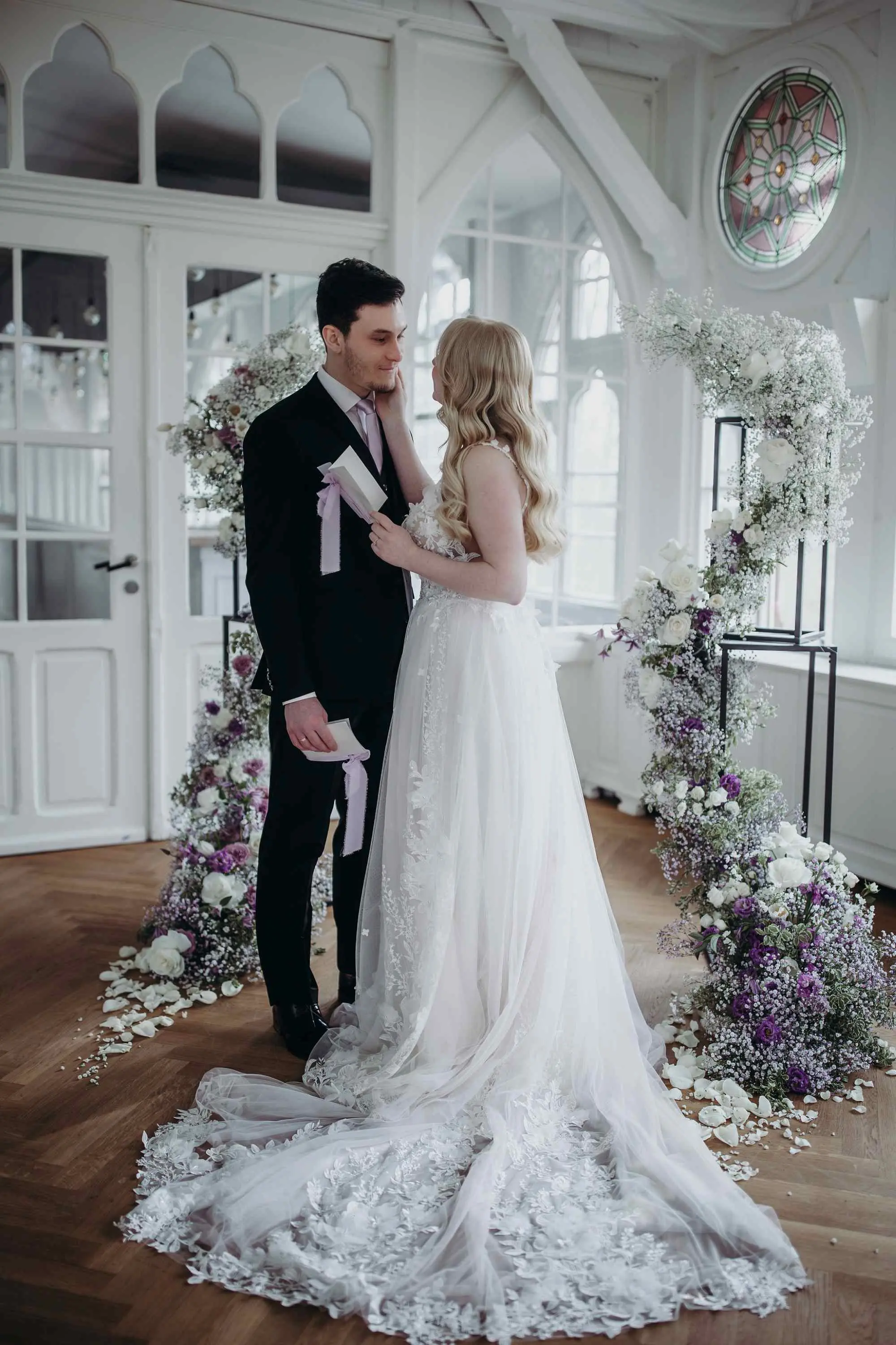 Anna (@shootwithdomke)<br>Foto: Tallygraphy<br>Location: Lewenslust Hildesheim<br>Dekoration: Hochzeitsverleih Goslar<br>Floristik: Mariles Blumenstudio<br>Brautkleid: Cinderellakleider<br>Schmuck: Dalou Jewelry<br>Brautstyling: Judy R. Makeup