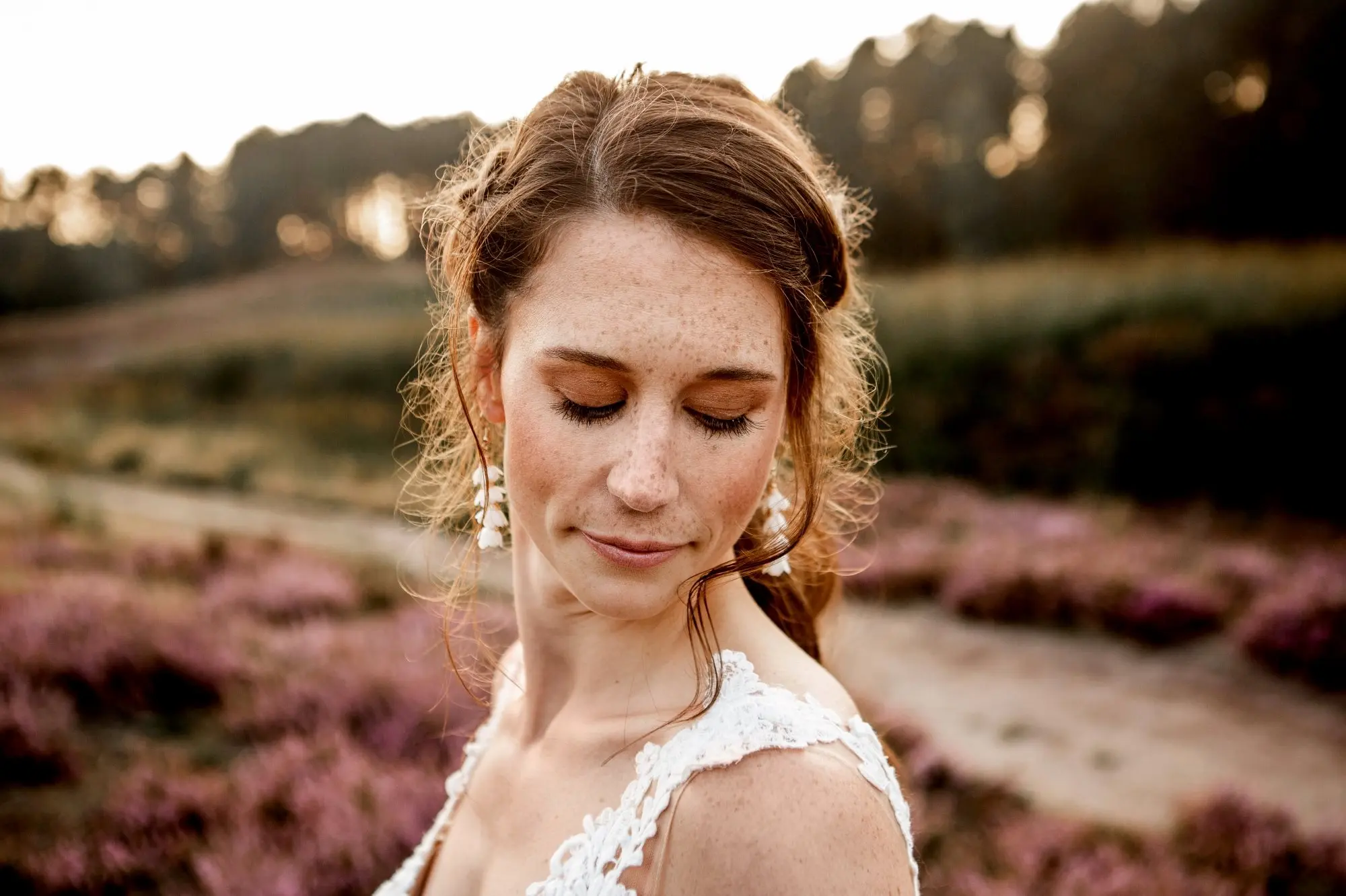 Kathi <br>Foto: grietsch.fotografie & kasu_mo_fotografie<br>Brautstyling: Judy R. Makeup