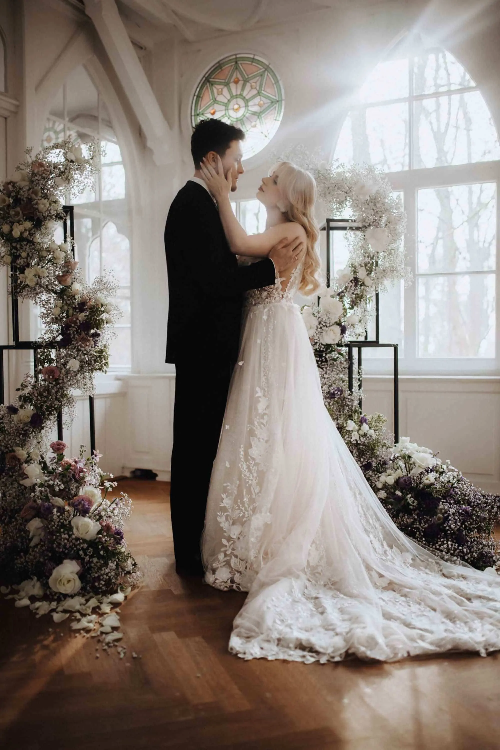 Anna (@shootwithdomke)<br>Foto: Lichtbildkunst Nastassja Adler<br>Location: Lewenslust Hildesheim<br>Dekoration: Hochzeitsverleih Goslar<br>Floristik: Mariles Blumenstudio<br>Brautkleid: Cinderellakleider<br>Schmuck: Dalou Jewelry<br>Brautstyling: Judy R. Makeup