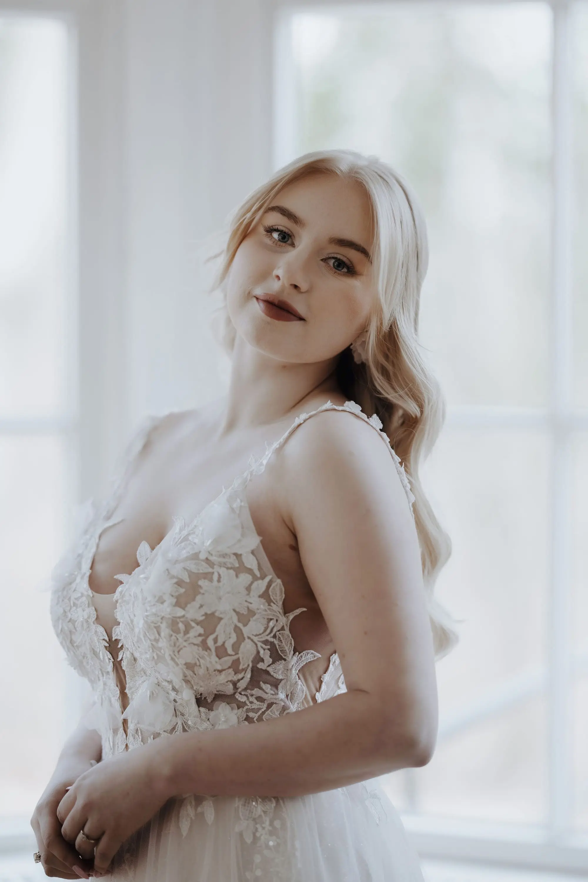 Anna (@shootwithdomke)<br>Foto: Tallygraphy<br>Location: Lewenslust Hildesheim<br>Dekoration: Hochzeitsverleih Goslar<br>Floristik: Mariles Blumenstudio<br>Brautkleid: Cinderellakleider<br>Schmuck: Dalou Jewelry<br>Brautstyling: Judy R. Makeup