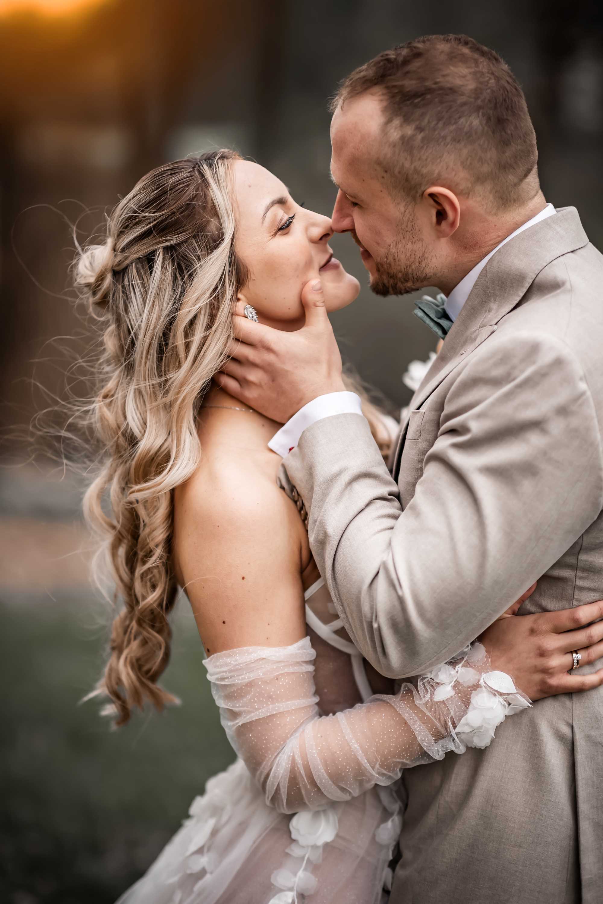 Jessi <br>Foto: Johanna Beims<br>Organisation: Fenomenale Worte<br>Kleid: Schwarz Brautmoden<br>Location: Genussscheune<br>Brautstyling: Judy R. Makeup