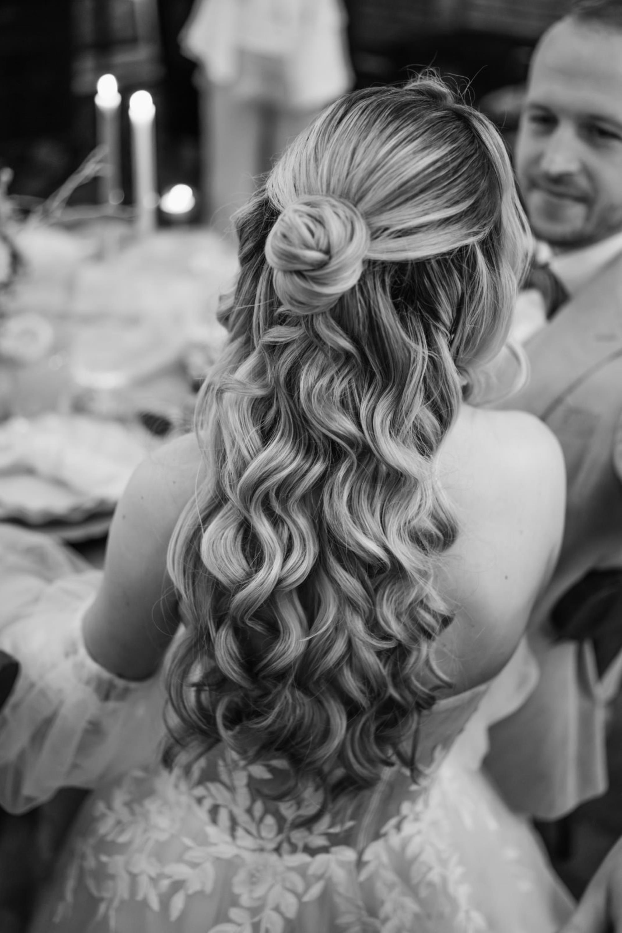 Jessi <br>Foto: ma.li.fotografie<br>Organisation: Fenomenale Worte<br>Kleid: Schwarz Brautmoden<br>Location: Genussscheune<br>Brautstyling: Judy R. Makeup