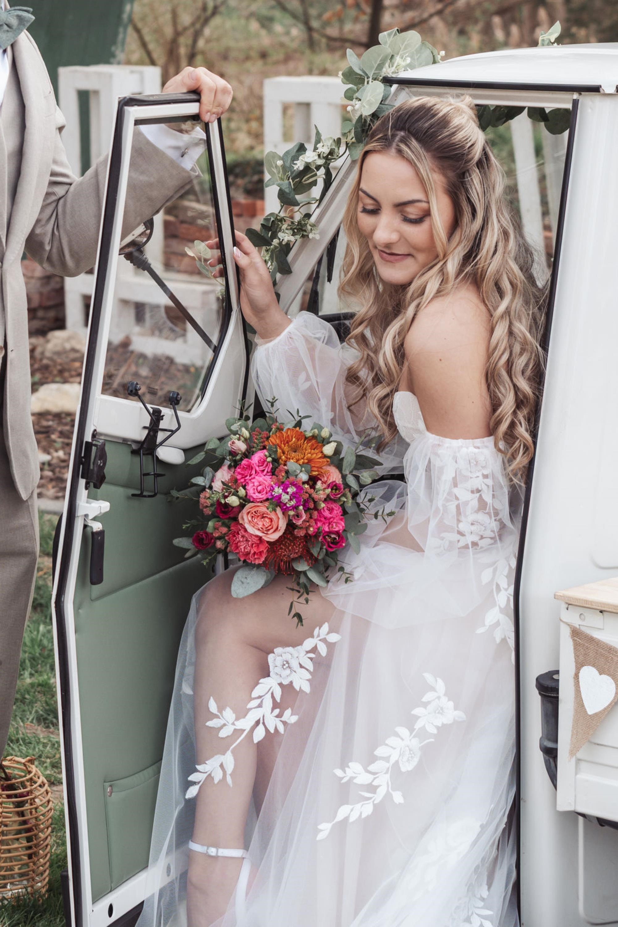 Jessi <br>Foto: ma.li.fotografie<br>Organisation: Fenomenale Worte<br>Kleid: Schwarz Brautmoden<br>Location: Genussscheune<br>Brautstyling: Judy R. Makeup