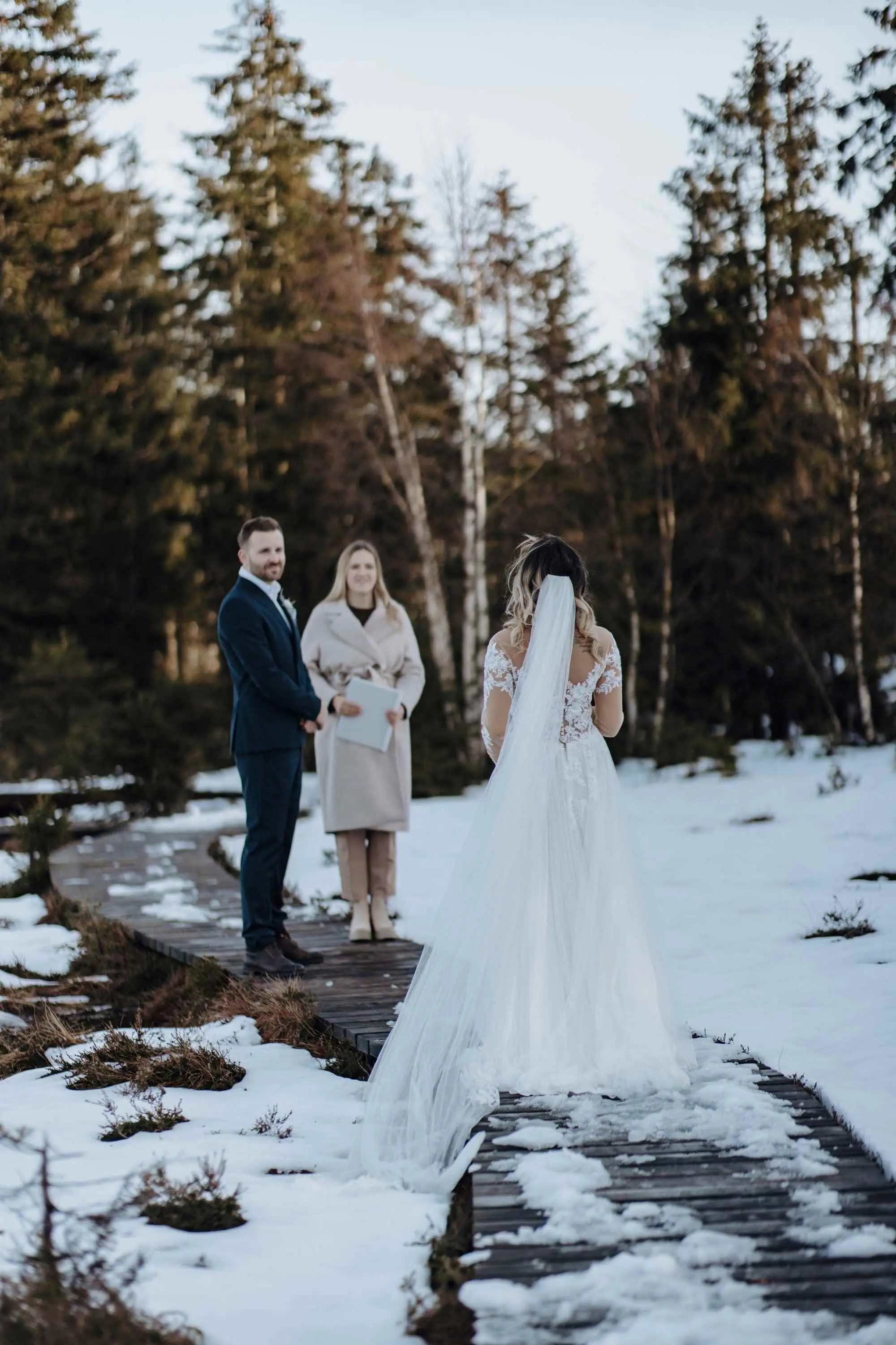 Jasmin <br>Konzept & Planung: Weddings by Leoni<br>Konzept, Planung & Fotografie: Tallygraphy Fotografie<br>Styling: Judy R. Makeup<br>Brautmode & Haarreif: Brautmode Prinzenstraße<br>Herrenausstatter: LO&GO<br>freie Traurednerin: Nele Fandrich<br>Floristik: Meisterfloristik by Gesa<br>Papeterie: Hazy Eventide <br>Models: Jasmin & Pascal
