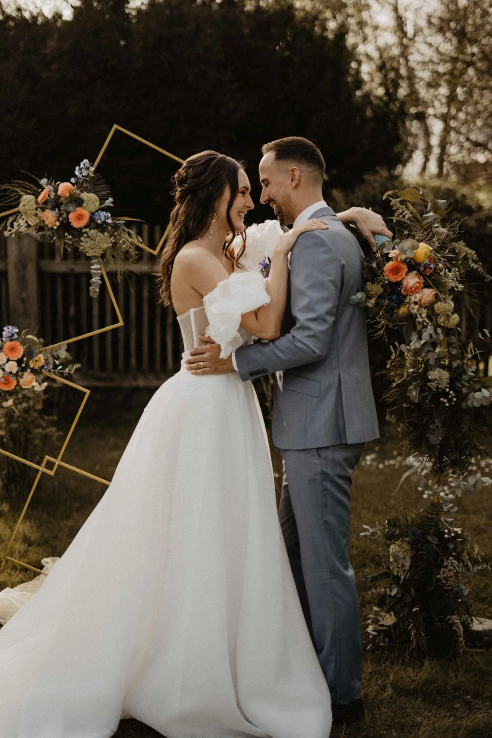 Nicole <br>Foto: Foto Borgward<br>Kleid & Anzug: weddingmanufaktur<br>Dekoration: your.day38<br>Schild: Kreativwerkstatt Lisa<br>Fotobox: Fotobox WOB<br>Blumen: Blumenstube Rex<br>Brautstyling: Judy R. Makeup